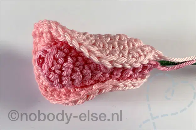Gehaakte bloem in elkaar zetten uitleg roos gratis haakpatroon