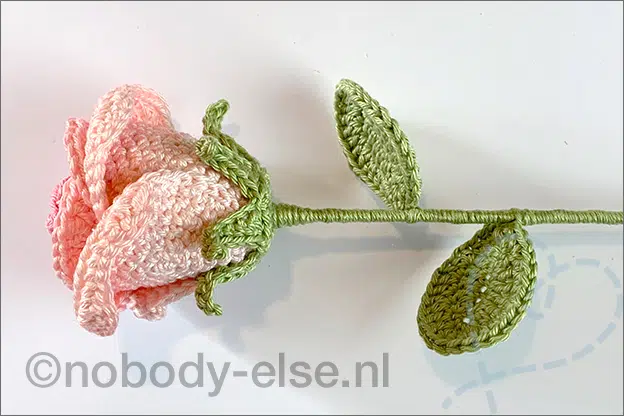 Haken roos bloem uitleg patroon gratis makkelijk