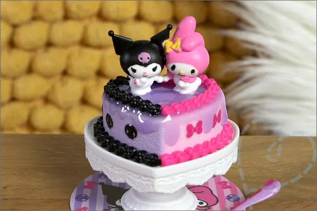 DIY MiniVerse Make it mini Hello Kitty and friends Kuromi taart