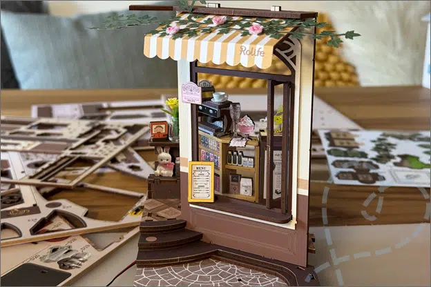 Rolife BookNook Holiday Café konijntje uitleg
